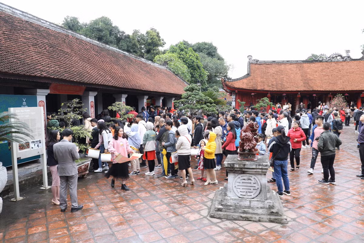 Mỗi tờ giấy được bồi sẵn với khung treo có giá bán 100.000 đồng. Người xin chữ phải trả thêm 50.000 đồng để xin được chữ mình muốn.