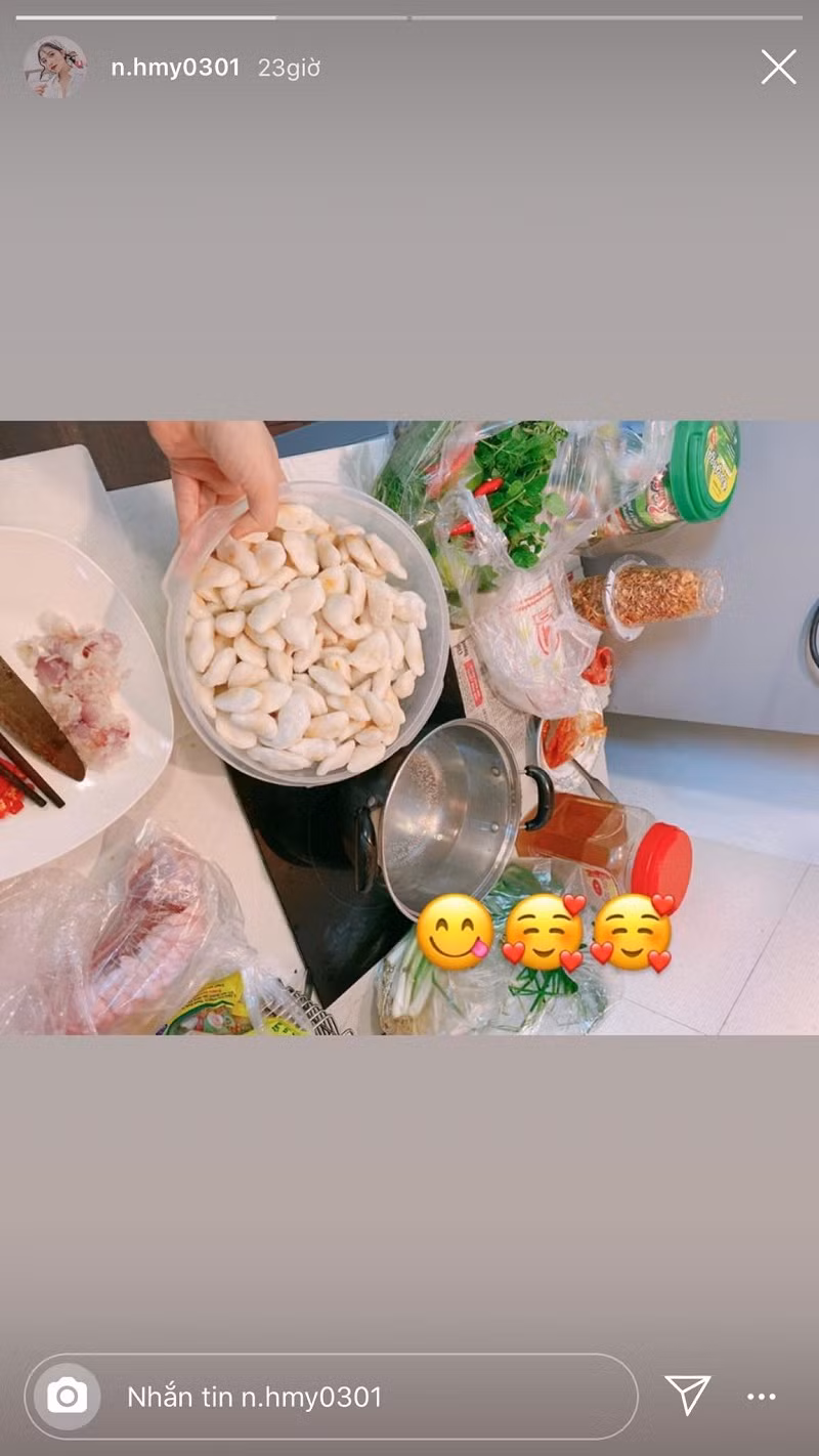 Trong dịp ở nhà mùa dịch Covid-19, "Cô chủ tiệm nail" Huyền My thì trổ tài với món bánh bèo đặc sản xứ Nghệ.