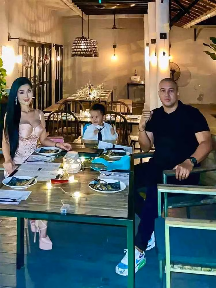 Theo tìm hiểu, bà mẹ trẻ đứng cổng trường phát tờ rơi nói trên là Maria Đinh Phương Ánh. Cô từng là diễn viên nổi tiếng được yêu mến quá nhiều bộ phim Sắc Đẹp Và Danh Vọng, Em Vẫn Luôn Chờ Anh...