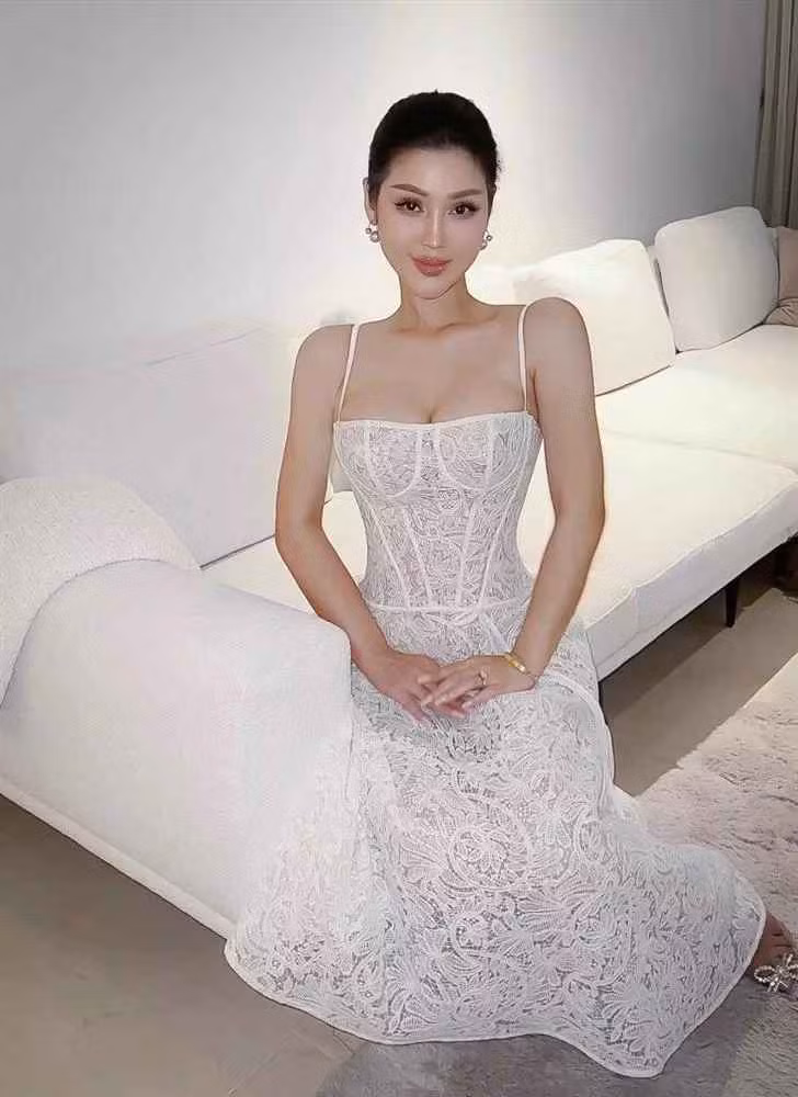 Maria Đinh Phương Ánh cũng từng được mệnh danh Kim siêu vòng 3 Việt Nam bởi sở hữu vóc dáng vô cùng quyến rũ, nóng bỏng. Tuy nhiên gương mặt của người đẹp từng khiến nhiều người xì xào vì "dao kéo" quá đà.