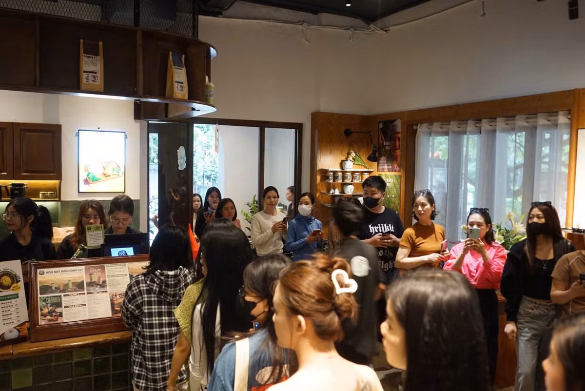 Hầm Trú Ẩn luôn có ý thức trách nhiệm lan toả các giá trị văn hoá bản sắc dân tộc tới các bạn trẻ thông qua nhiều hình thức khác nhau. Món quà " Cô Bé Việt Nam" mang trên mình mầu cờ đỏ thắm với thông điệp " Giá trị văn hoá truyền thống, lòng tự tôn dân tộc, biết ơn cội nguồn luôn bền vững trường tồn với thời gian như chất liệu gốm vốn có của nó" – Phương Mai cho biết thêm.