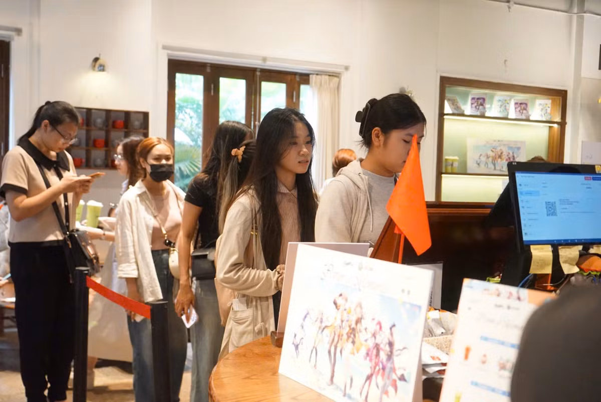 Cũng theo chia sẻ của Hầm Trú Ẩn cho biết chỉ sau 45 phút ngày tặng tượng gốm "Cô bé Việt Nam" đầu tiên đã hết sạch và món quà này sẽ được gửi tới tay của những vị khách ghé qua quán cho đến hết ngày 30/4 với tổng cộng 1000 suất.