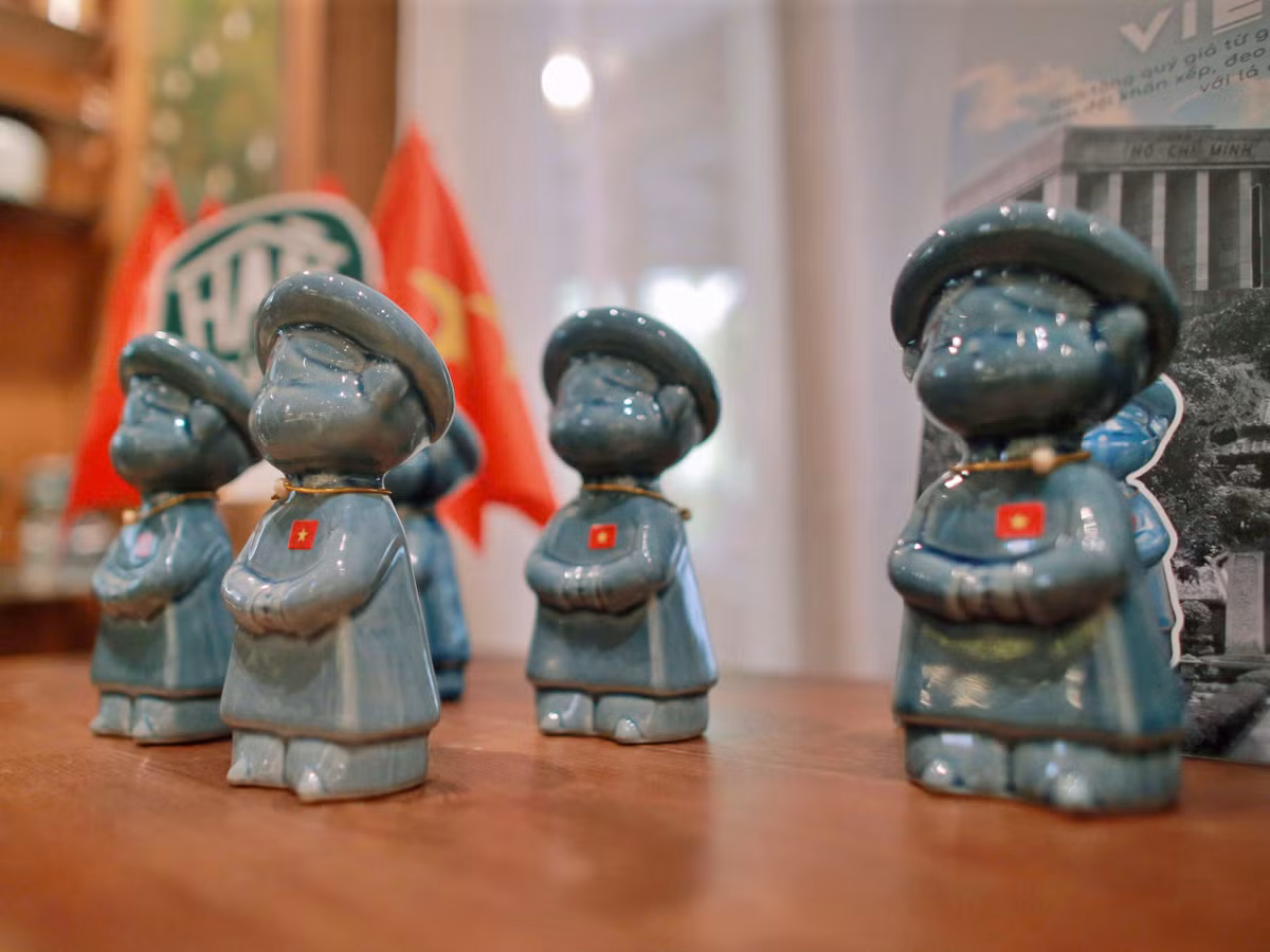 Tượng gốm "Cô bé Việt Nam" được đặt sản xuất tại Làng Bát Tràng nằm bên bờ sông Hồng, nơi đây đã nổi tiếng từ lâu về nghề làm gốm, các sản phẩm nơi đây không chỉ được ưa chuộng bởi người tiêu dùng Việt Nam mà đồ gốm Bát Tràng còn được xuất khẩu ra nước ngoài và được bạn bè quốc tế ưa chuộng.