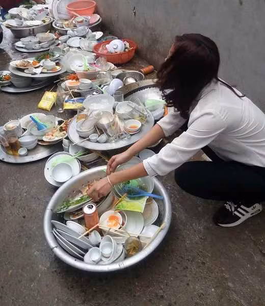 Cô gái kể, suốt quá trình từ lúc đến cho tới lúc về cô không được ngơi nghỉ lúc nào. Cô có cầu cứu bạn trai nhưng anh mặc kệ. Ăn xong có vài người về luôn vì nhà xa, bố mẹ anh ra cổng tiễn. Còn lại người thì ngồi uống trà, người thì gọt hoa quả, mình cô ngồi giữa 5 mâm bát. Thậm chí 1 chị còn dặn cô “Rửa nhanh lên ăn hoa quả em nhé”.