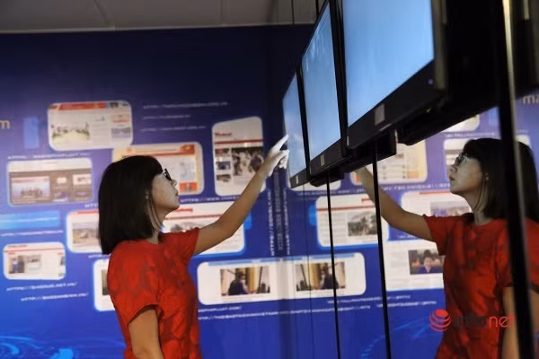 Nơi trưng bày của báo điện tử không xuất hiện các hiện vật như các gian báo khác, chỉ trưng bày màn hình để khách tham quan tự do tra cứu.