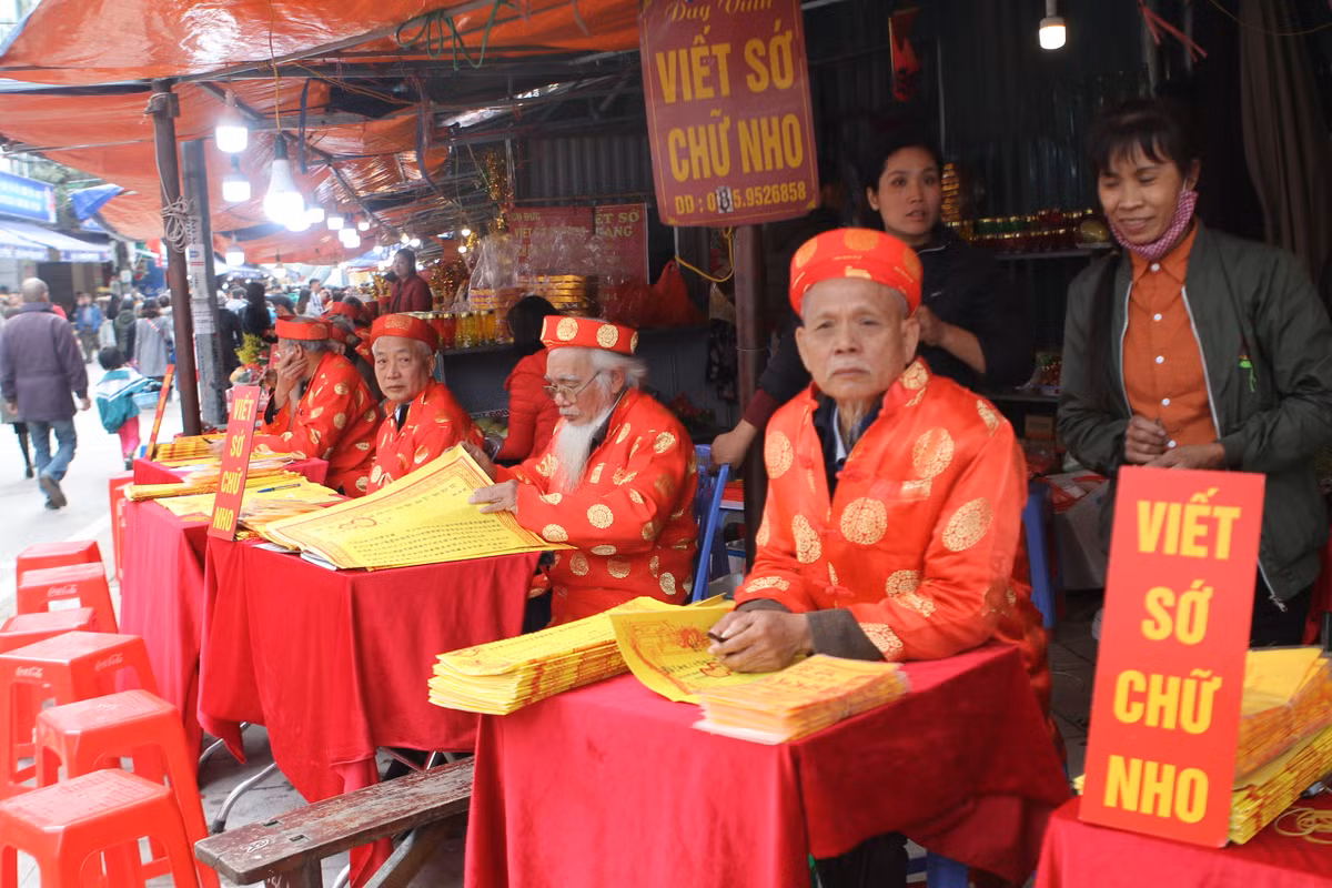 Khác hẳn tiết trời bất lợi ngày mùng 1 Tết, người dân Hà Nội được hưởng tiết trời ấm áp, nắng nhẹ trong sáng mùng 3 Tết. Đây cũng là cơ hội tốt để mọi người du xuân, lễ chùa cầu mong năm mới bình an.