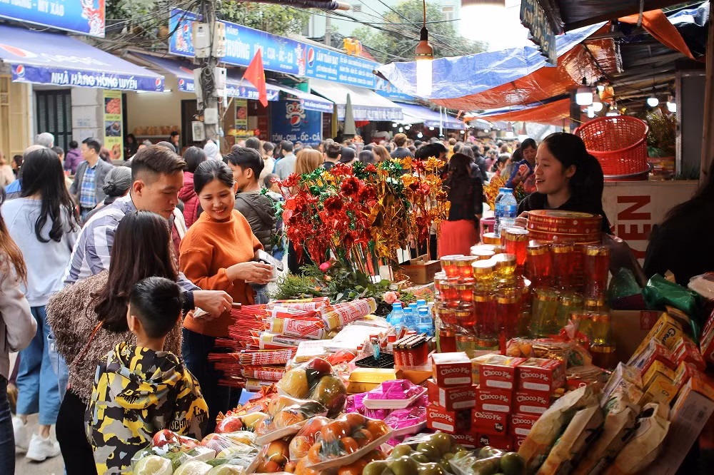 Cũng giống như mọi năm, nhiều người chọn phủ Tây Hồ là điểm đi lễ đầu năm khiến dòng người đổ về đây khá đông đúc.