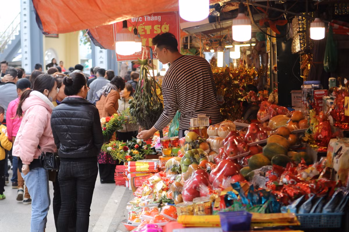 Đã thành thông lệ của gia đình mỗi dịp Tết đến, bà Phạm Hoàng Oanh (Trương Định) cùng gia đình về phủ Tây Hồ để đi lễ khai xuân.