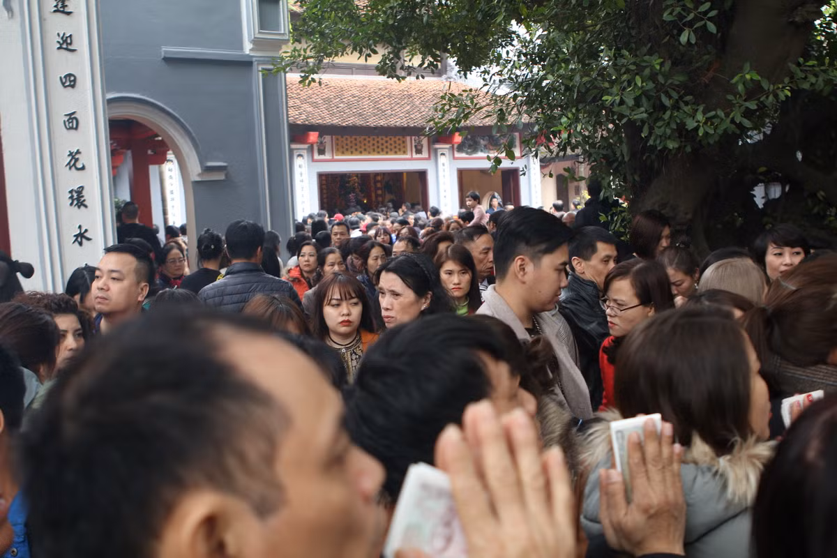 Nằm trên con đường ven Hồ Tây, năm nay du khách đi lễ Phủ Tây Hồ văn minh hơn, không còn tình trạng chen lấn xô đẩy như mọi năm dù xe cộ đổ về tăng cao khiến cho con đường ven hồ luôn trong tình trạng quá tải.