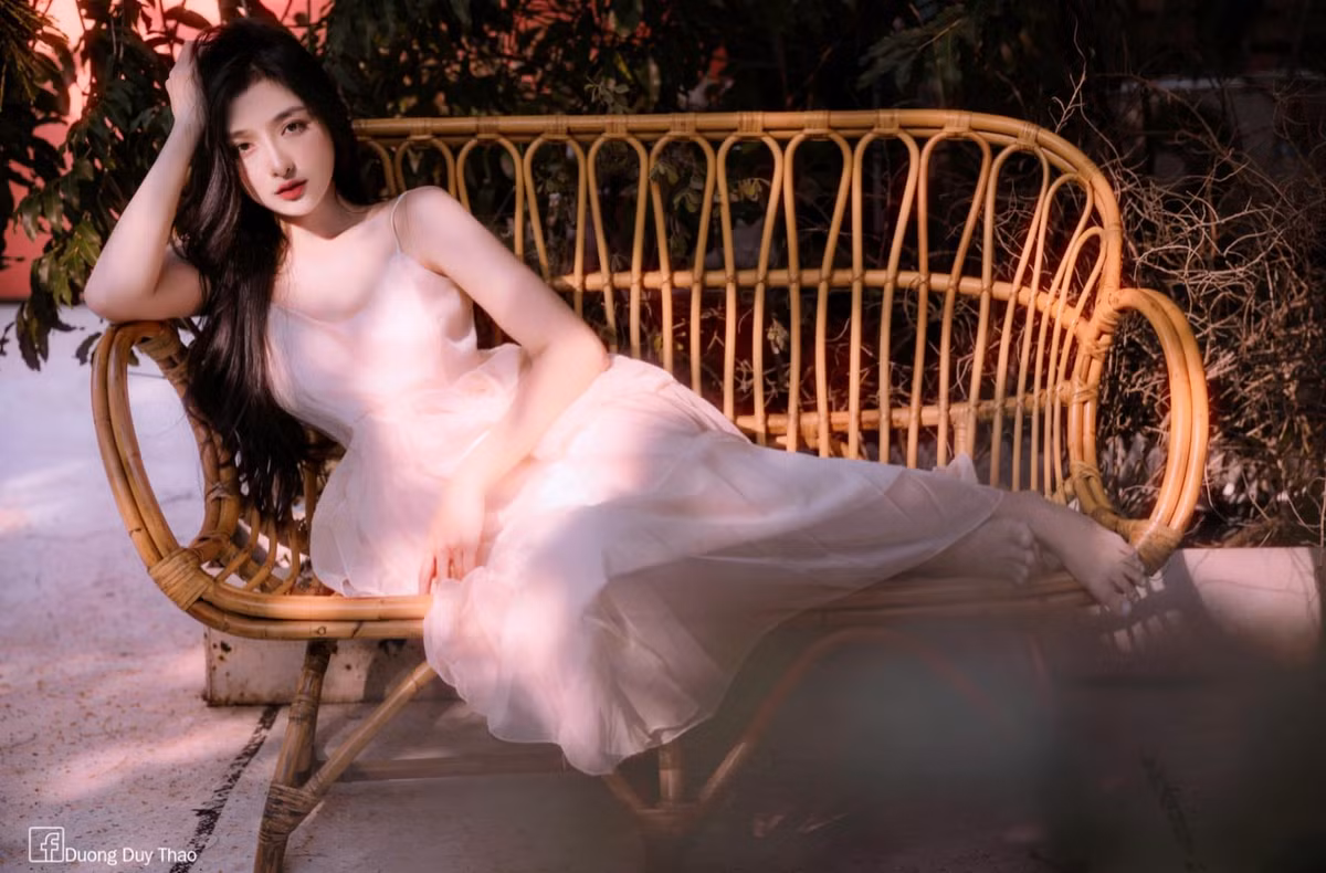 Thời gian đầu, cuộc sống của Khánh Linh rất gian nan. Cô nàng cố gắng kiếm từng đồng một để trang trải cuộc sống và có tiền theo học nghề trang điểm.