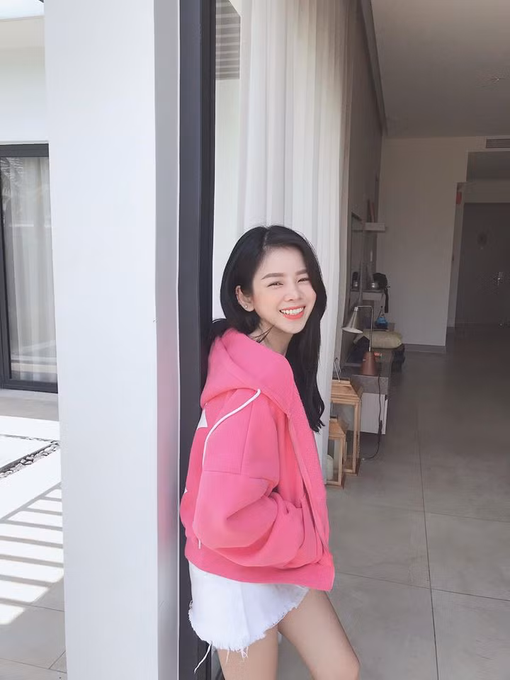 Mie gây ấn tượng với gương mặt xinh xắn cùng một thân hình thon thả và quyến rũ giúp cô nàng đến với sự thành công của nghề DJ đồng thời được rất nhiều bạn trẻ yêu thích hơn.