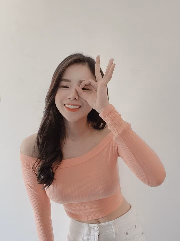 Mie là bạn gái của Hồng Thanh, được nhiều khán giả biết đến với vị trí quán quân của Cười Xuyên Việt 2017.