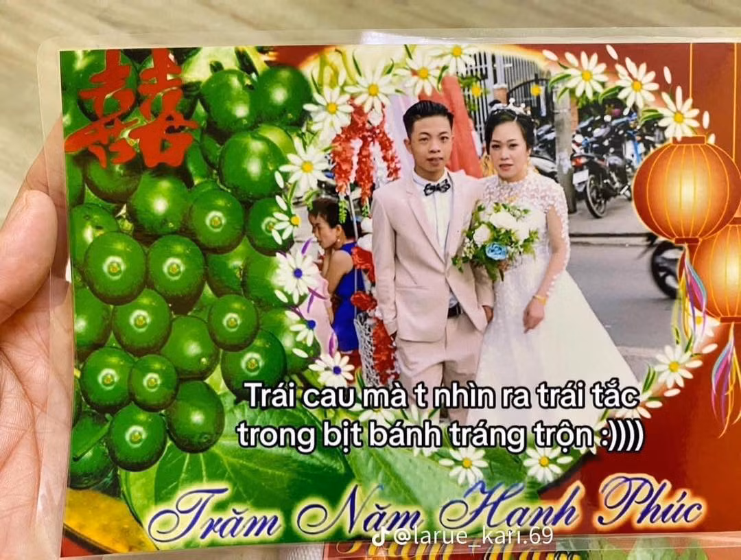 Cô dâu chú rể bên mâm trầu cau kết duyên trăm năm.