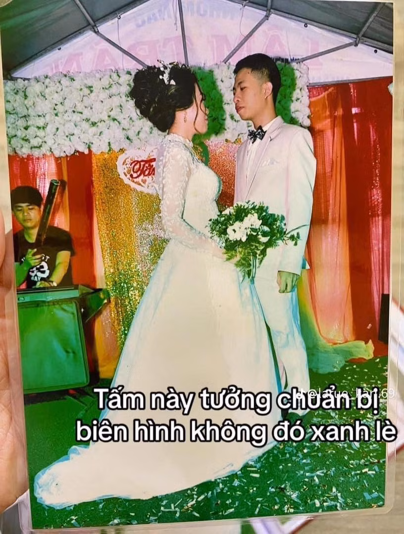Khoảnh khắc hạnh phúc trong ngày trọng đại bị nhiếp ảnh gia thiết kế, tạo hình, lồng ghép vào các hình ảnh không thể "cổ" hơn như: mâm quả trầu cau, bàn rượu sâm panh, hộp vàng, khung ảnh phủ đầy hoa lá cành,...