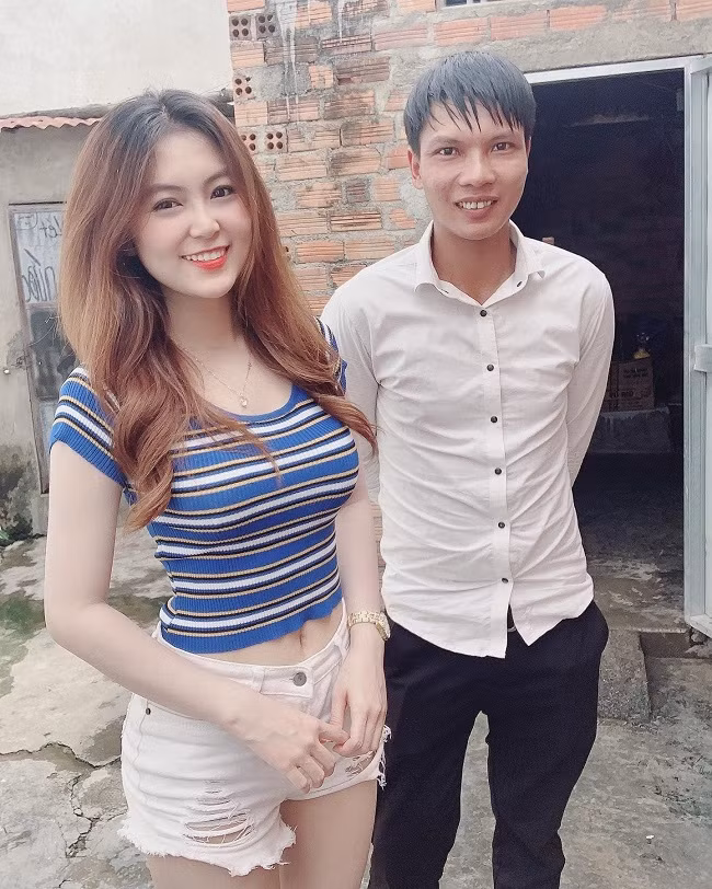 Chưa dừng lại ở đó, Lộc Fuho còn đăng kèm dòng trạng thái hài hước: "Tôi cho các bạn tìm 1 điểm khác nhau..."