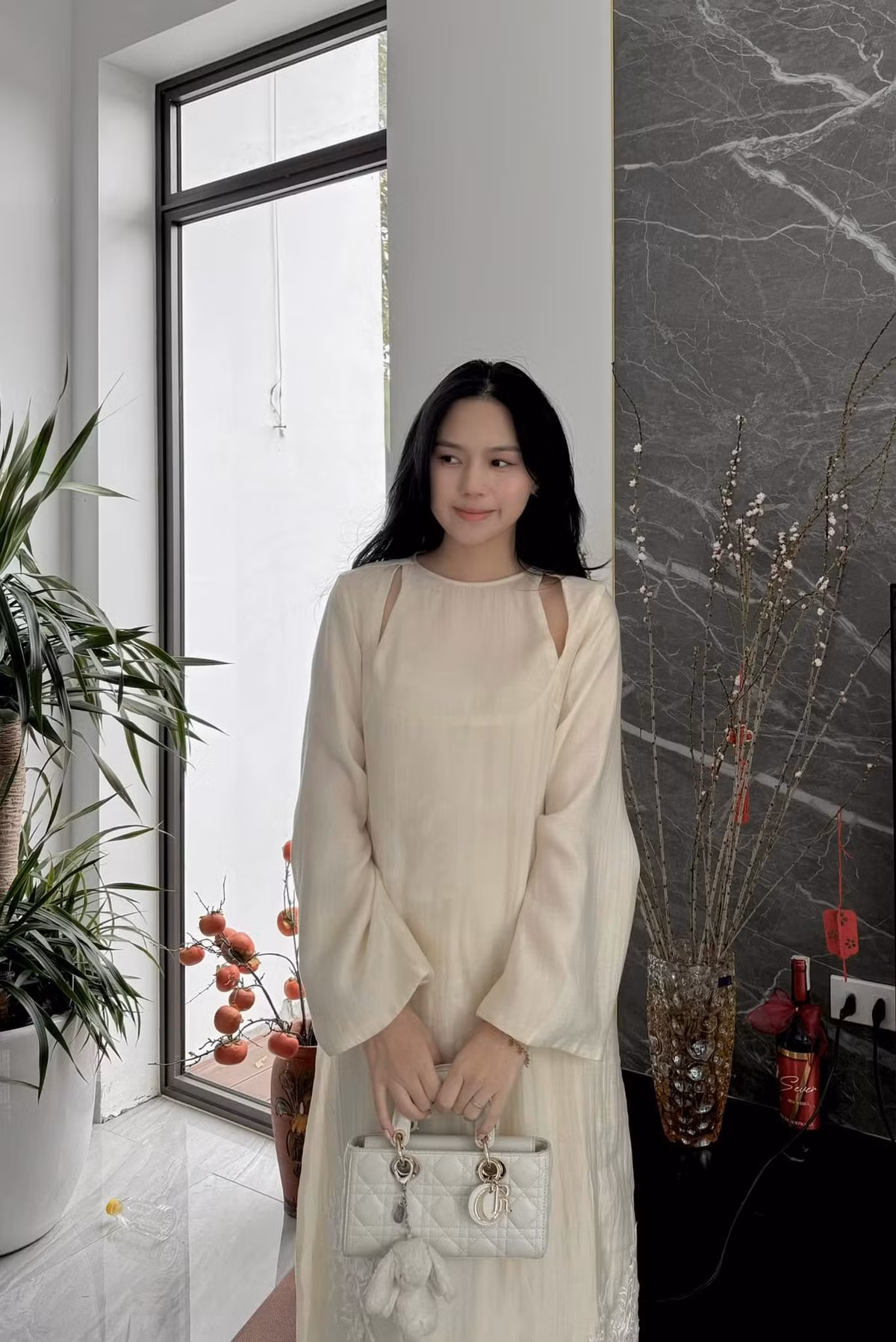 Dù không chia sẻ quá nhiều về gia đình những những hình ảnh hạnh phúc mà Ngô Tố Uyên đăng tải về gia đình nhỏ đủ cho người hâm mộ thấy một cuộc hôn nhân hạnh phúc.