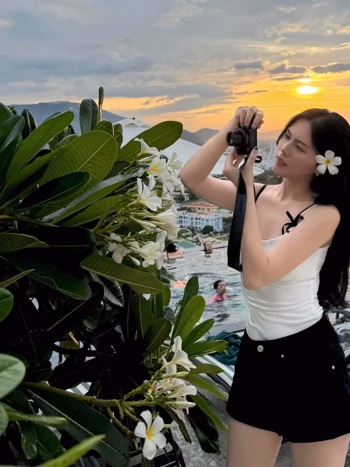Ngô Tố Uyên và chồng cũng thường xuyên làm từ thiện, giúp đỡ những người có hoàn cảnh khó khăn. Thời điểm miền Bắc chịu ảnh hưởng của bão Yagi, hai vợ chồng ủng hộ tiền bạc, công sức, hỗ trợ cho nhiều gia đình khắc phục hậu quả.