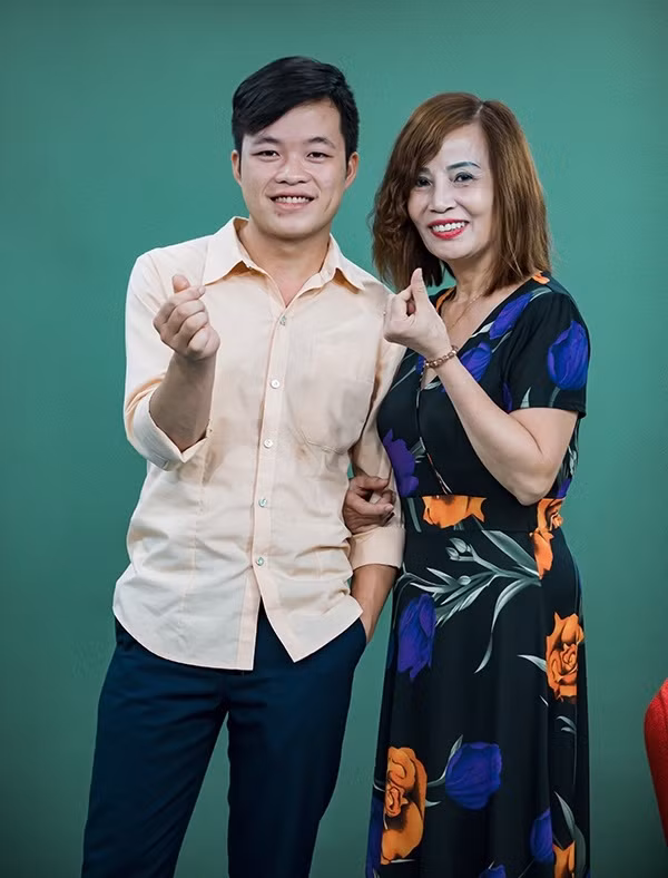 Đây không phải là lần đầu tiên chị Thu Sao công khai “dao kéo”. Trước đó, cô dâu 62 tuổi từng gây “choáng” khi sẵn sàng chi mạnh tay để làm đẹp: từ việc xăm mày, xăm môi, làm mũi… tới việc bỏ ra cả trăm triệu đồng để làm răng sứ.