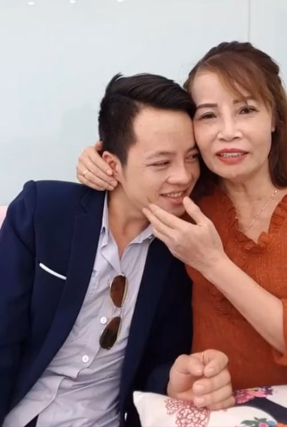 Bên cạnh việc cùng nhau đi chơi và ăn uống, cô dâu 62 tuổi cũng dành nhiều lời khuyên cho cô dâu 65 tuổi chuyện vượt lên dư luận để giữ gìn hạnh phúc của mình.