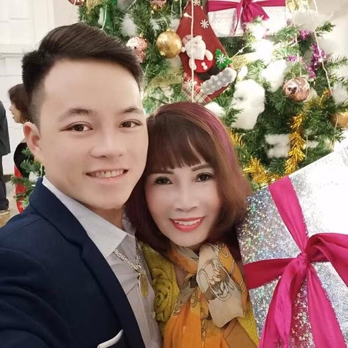 Đồng hành cùng vợ, chồng trẻ 26 tuổi Hoa Cương cũng luôn ân cần chăm sóc và động viên bà xã.