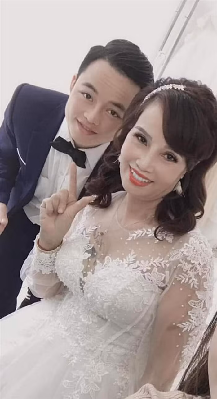 Sau hơn một năm kết hôn, tình cảm của cặp đôi “đũa lệch” của cô dâu 62 tuổi Thu Sao và chú rể 26 tuổi Hoa Cương vẫn luôn là tâm điểm thu hút sự quan tâm. Trên MXH, cặp vợ chồng này gây chú ý bằng nhiều khoảnh khắc tình cảm bên nhau nhưng cùng với đó là không ít lùm xùm.