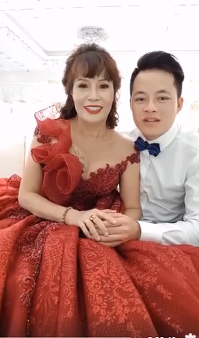 Vừa qua, vợ chồng Thu Sao - Hoa Cương gây bất ngờ khi chia sẻ clip hội ngộ cùng cặp đôi “cô dâu 65 tuổi” và chồng ngoại quốc tại Đồng Nai.