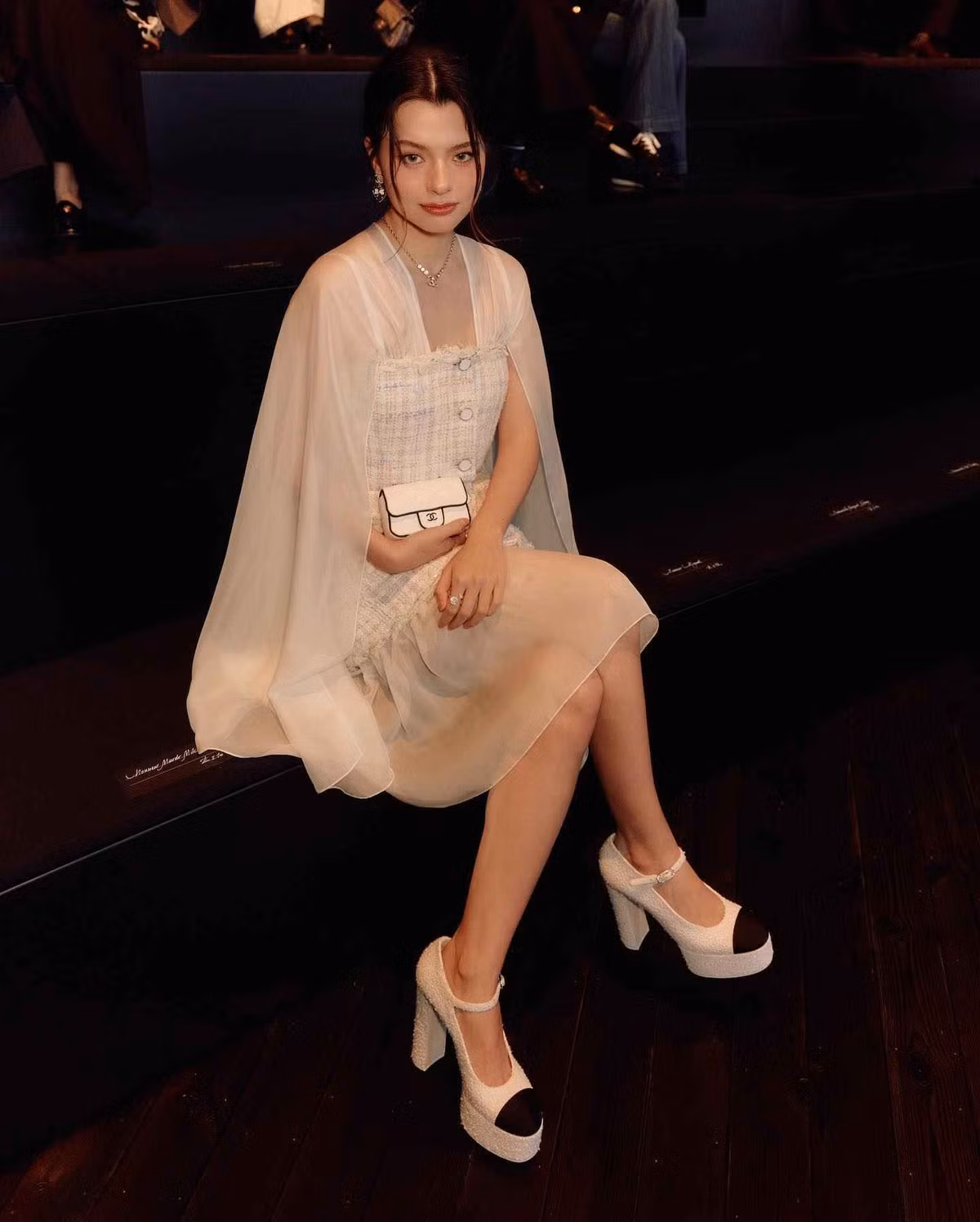 Đặc biệt, nữ diên viên còn khá "được lòng" Chanel, thường xuyên góp mặt trong các show diễn của nhà mốt xa xỉ hàng đầu nước Pháp.