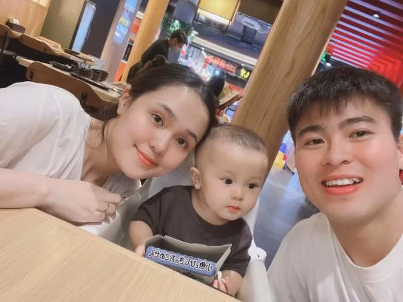Thương con nhưng thường xuyên phải xa nhà, Duy Mạnh chỉ biết chia sẻ cảm xúc qua những cuộc điện thoại đường dài và đăng khoảnh khắc đáng yêu của Ú trên mạng xã hội. Trong bài đăng gần nhất có 2 bố con, nam cầu thủ câu lạc bộ Hà Nội tâm sự: "Nụ cười của con là niềm hạnh phúc của bố mẹ, yêu con của bố".