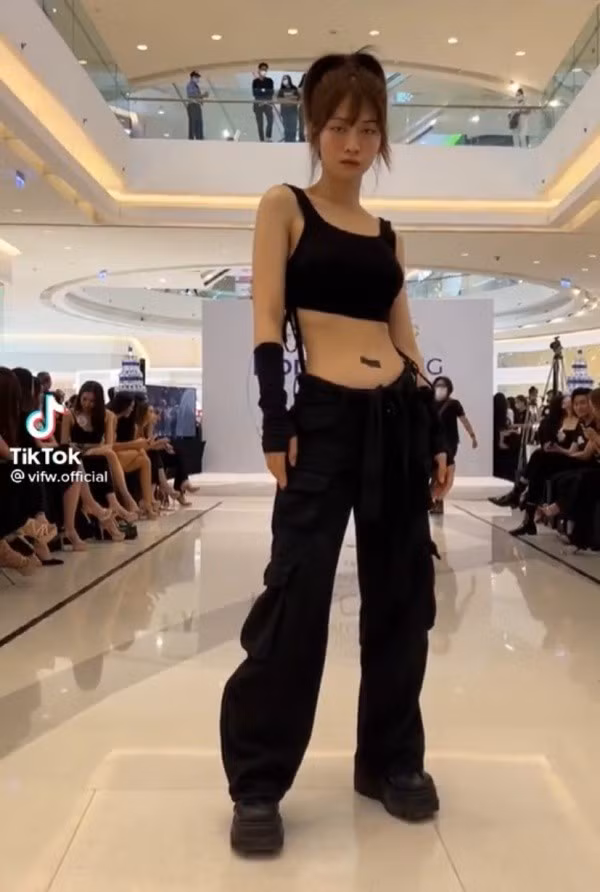 Lê Bống chọn một chiếc giày có thiết kế cực thô, trang trí cầu kỳ khiến phần dưới của Lê Bống bỗng dưng trở nên kềnh càng nặng nề.