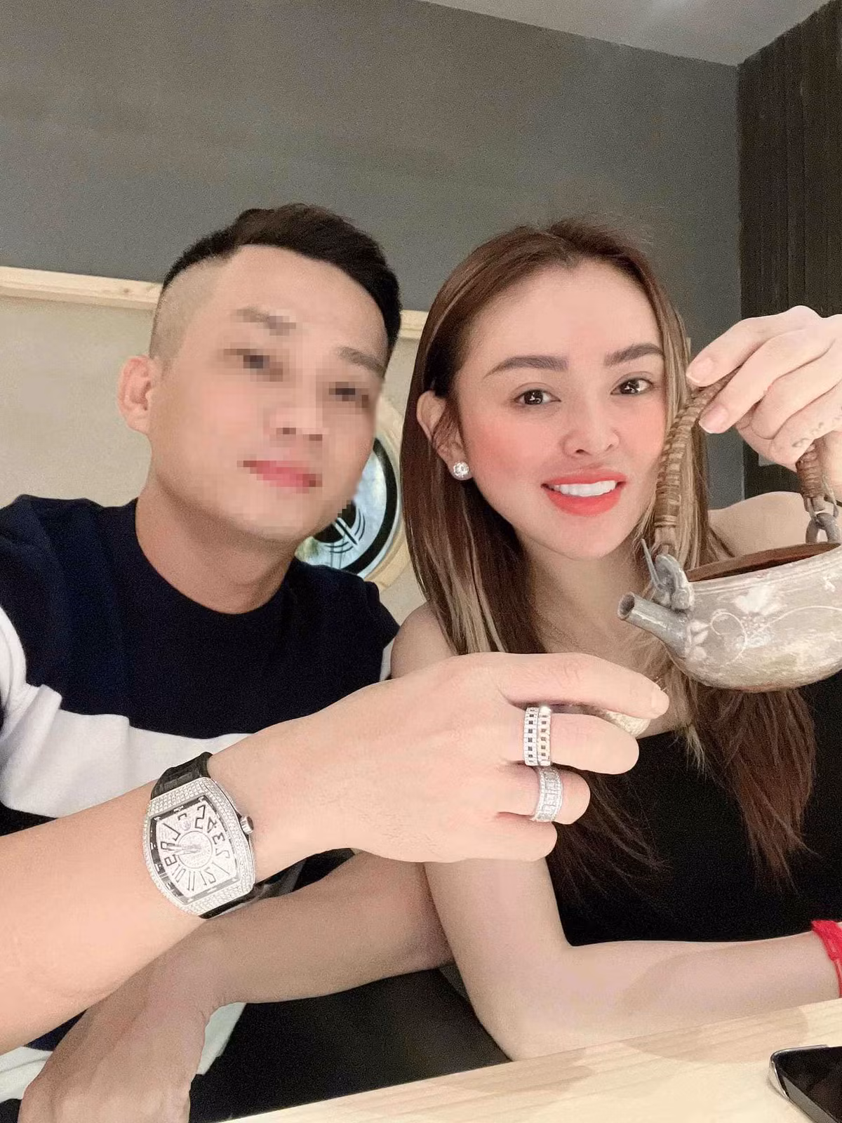 Thậm chí, chồng Trang Nemo còn không ngần ngại dành những "lời khen có cánh" cho bà xã. Dù nàng hot mom đi đâu, làm gì, chồng cũng thể hiện sự hỗ trợ, ủng hộ cô.
