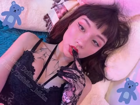 Nya cũng không tham gia bất kỳ mạng xã hội nào phổ biến, ngoại trừ Instagram.
