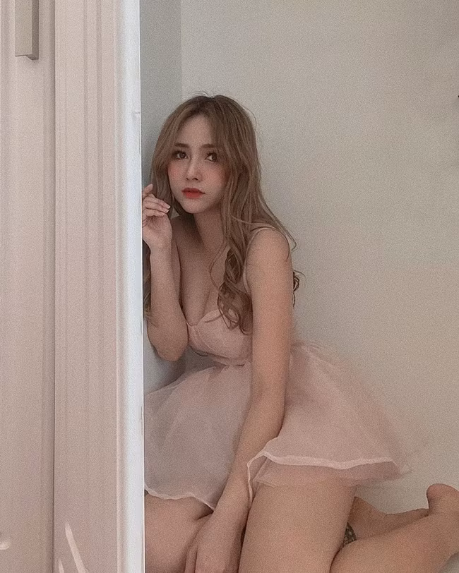 Jenny Yến khéo khoe vóc dáng gợi cảm trong phòng ngủ trên mạng xã hội gây chú ý.