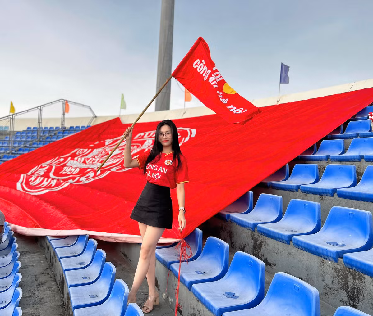 Khi đội bóng CAHN (tiền thân là Công an nhân dân) giành quyền thăng hạng V-League, Hương Trà kiêm nhiệm thêm công việc hỗ trợ CLB ngành Công an xây dựng hình ảnh cho sân chơi chuyên nghiệp.