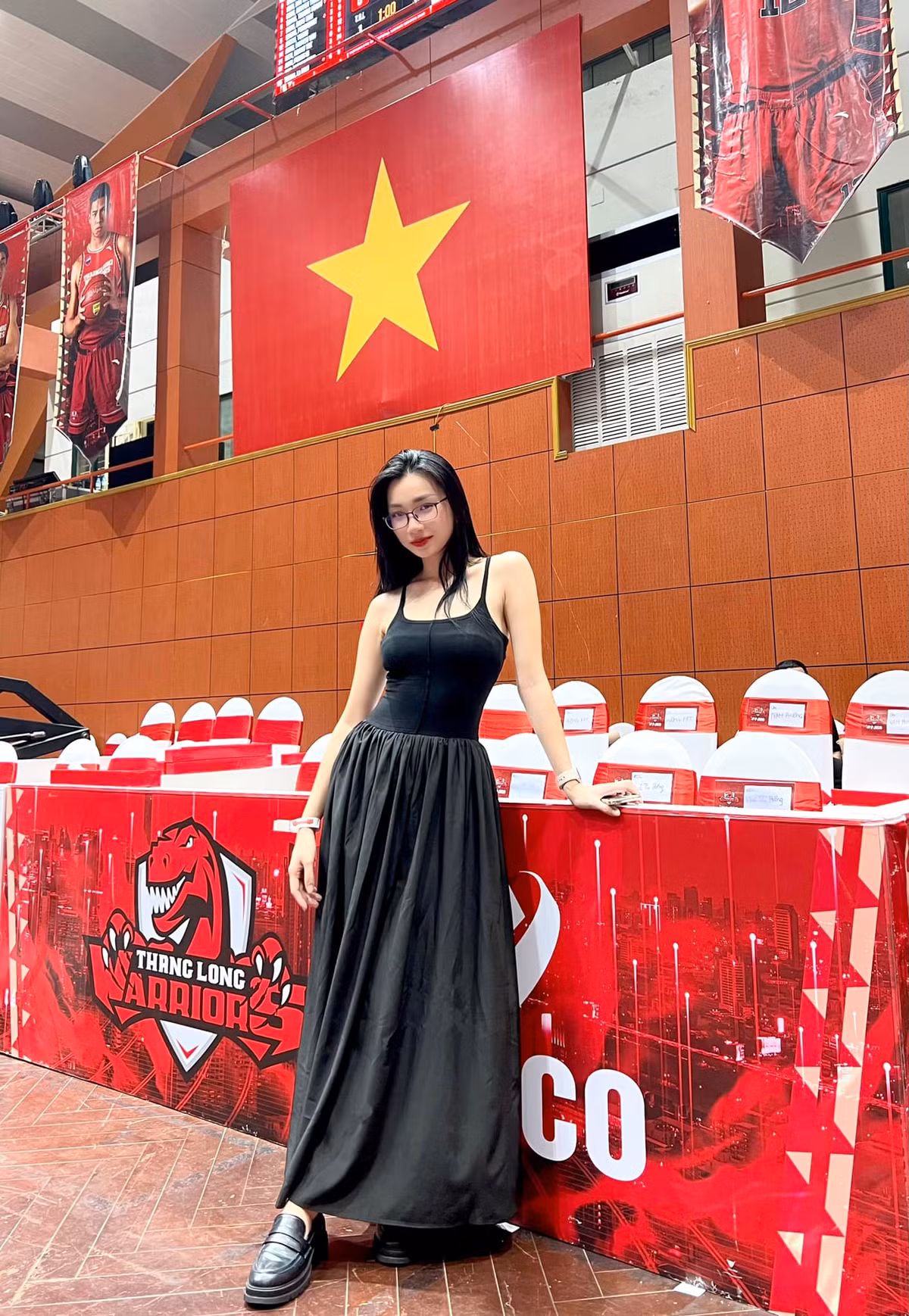 Ngoài vai trò cán bộ truyền thông, Hương Trà còn là cổ động viên sôi nổi của Câu lạc bộ bóng đá Công an Hà Nội.
