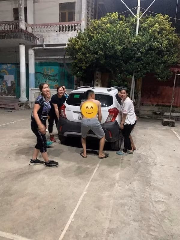 Trước khi đưa ra quyết định "bao vây" chiếc ô tô, người dân đã cố gắng dịch chuyển nó nhưng bất thành.