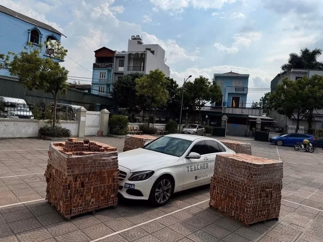 Sau đó những người dân đã quyết định xếp những đống gạch vào đây để chặn lối lùi xe, "dằn mặt" "thầy dạy lái xe".