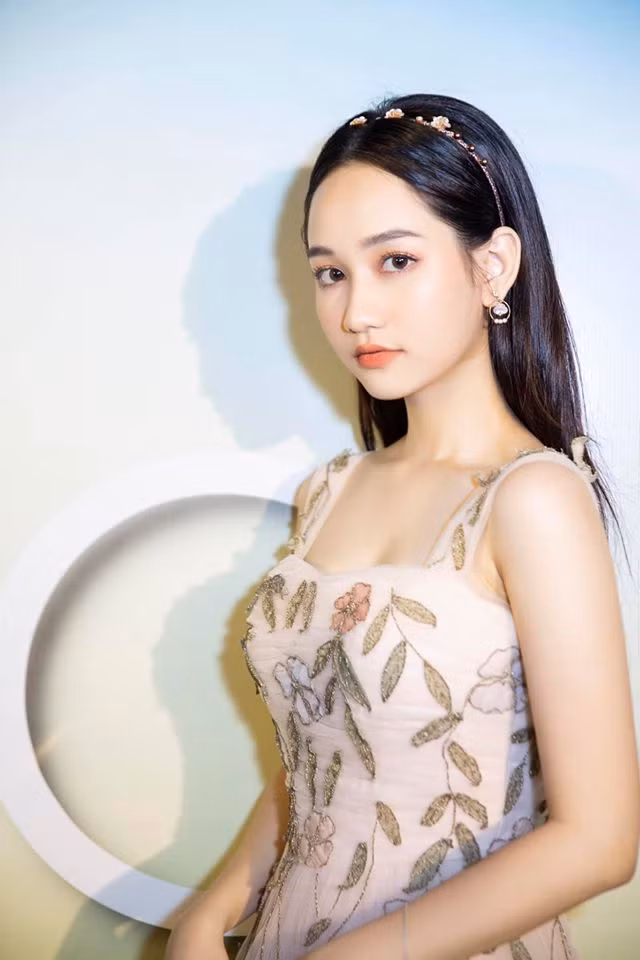 Nhan sắc của hot girl "Mắt biếc" được cho là phù hợp với vai diễn Hà Lan, đặc biệt là đôi mắt tròn, rất có hồn.