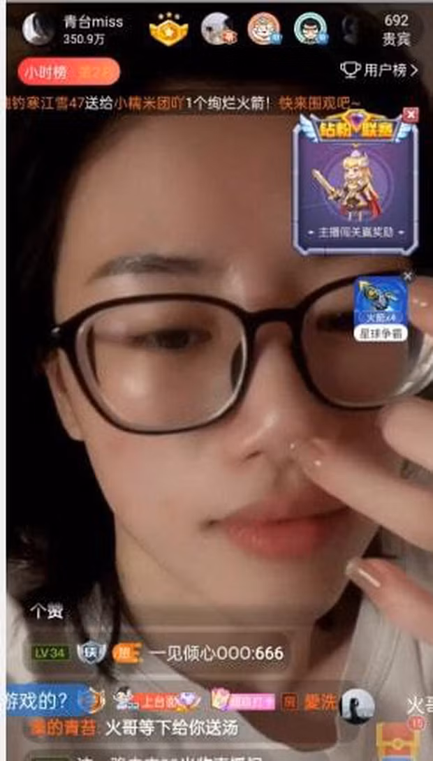 Ngay khi nữ streamer lên sóng, lập tức đã có hàng loạt bình luận khen diện mạo khi không trang điểm của cô như làn da trắng bóc, không khuyết điểm, ngũ quan cân đối hài hoà…