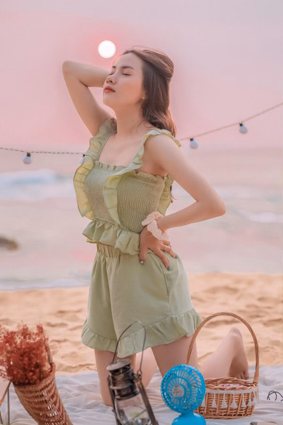Suốt gần chục ngày, không ngày nào cô nàng mặc trùng lại một bộ quần áo khiến người ta phải ngưỡng mộ. Ảnh: Vẹn