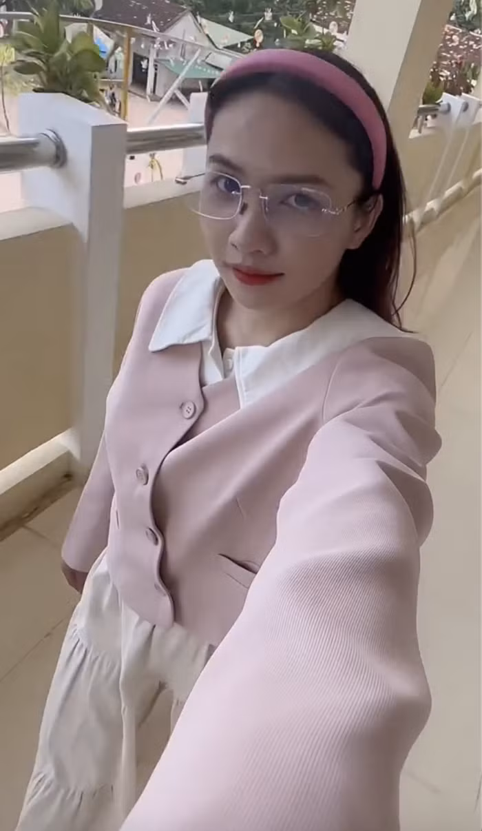 Hình tượng phổ biến của cô giáo từ xưa nhưng ngày nay các cô nàng GenZ đã thay đổi dần hình ảnh này thành những trẻ trung, năng động. Dẫn đầu trong xu hướng "GenZ đi dạy" này, bạn Vẹn đã có dịp "quậy tung trường học" với series quần áo đi giản đa dạy mẫu mã, màu sắc khiến không ít người thích thú.