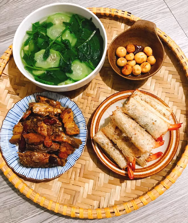 Mới đây, Phạm Vân Anh (SN1991) - một gái đảm đến từ Nghệ An, hiện đang sinh sống và làm việc tại Hà Nội mới đây cũng làm náo loạn khi khoe các tác phẩm vào bếp của chính mình.