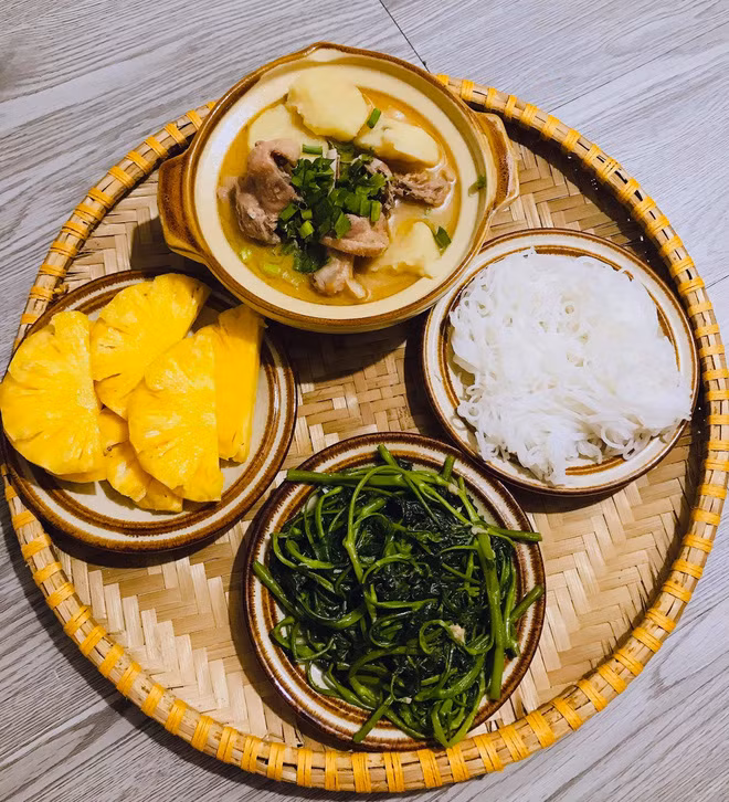 Thông thường, Vân Anh mất 45 - 60 phút để hoàn thiện một mâm cơm với 3 - 4 món, chi phí thì rơi trung bình từ 100 - 150.000 đồng tùy món.