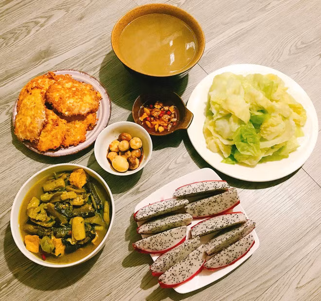 Nhìn độ hoành tráng của những mâm cơm là biết Vân Anh đam mê bếp núc ra sao.