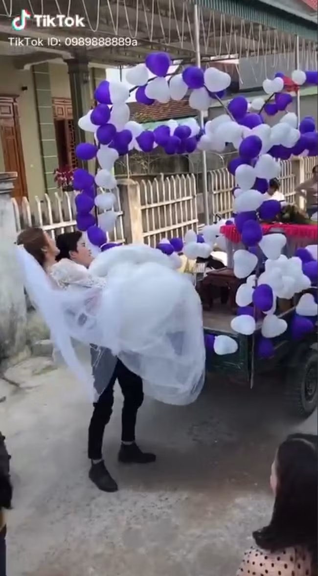 Mới đây, trên mạng xã hội chia sẻ một đoạn clip ngắn ghi lại cảnh đón dâu trong một đám cưới ở nông thôn nhanh chóng thu hút sự quan tâm của đông đảo mọi người.