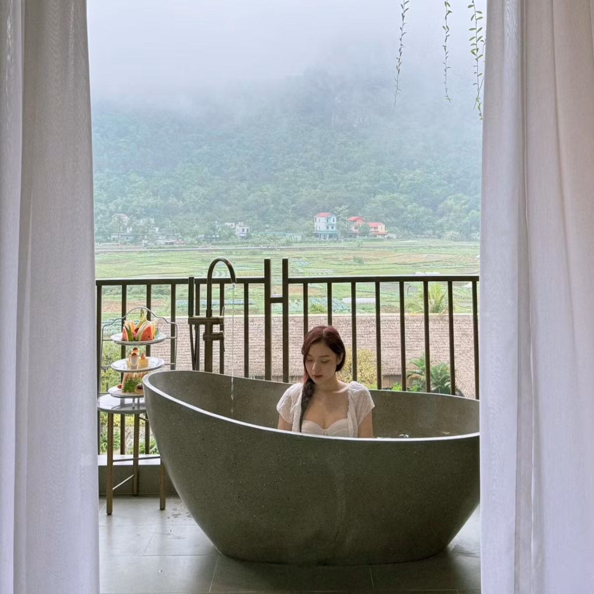 Mới đây, trên trang cá nhân nữ MC “chân ngắn nhất VTV” là Phương Thảo thả loạt ảnh nóng bỏng "bạo" một cách bất thường trong đợt thời tiết lạnh khiến dân mạng được dịp bàn tán.