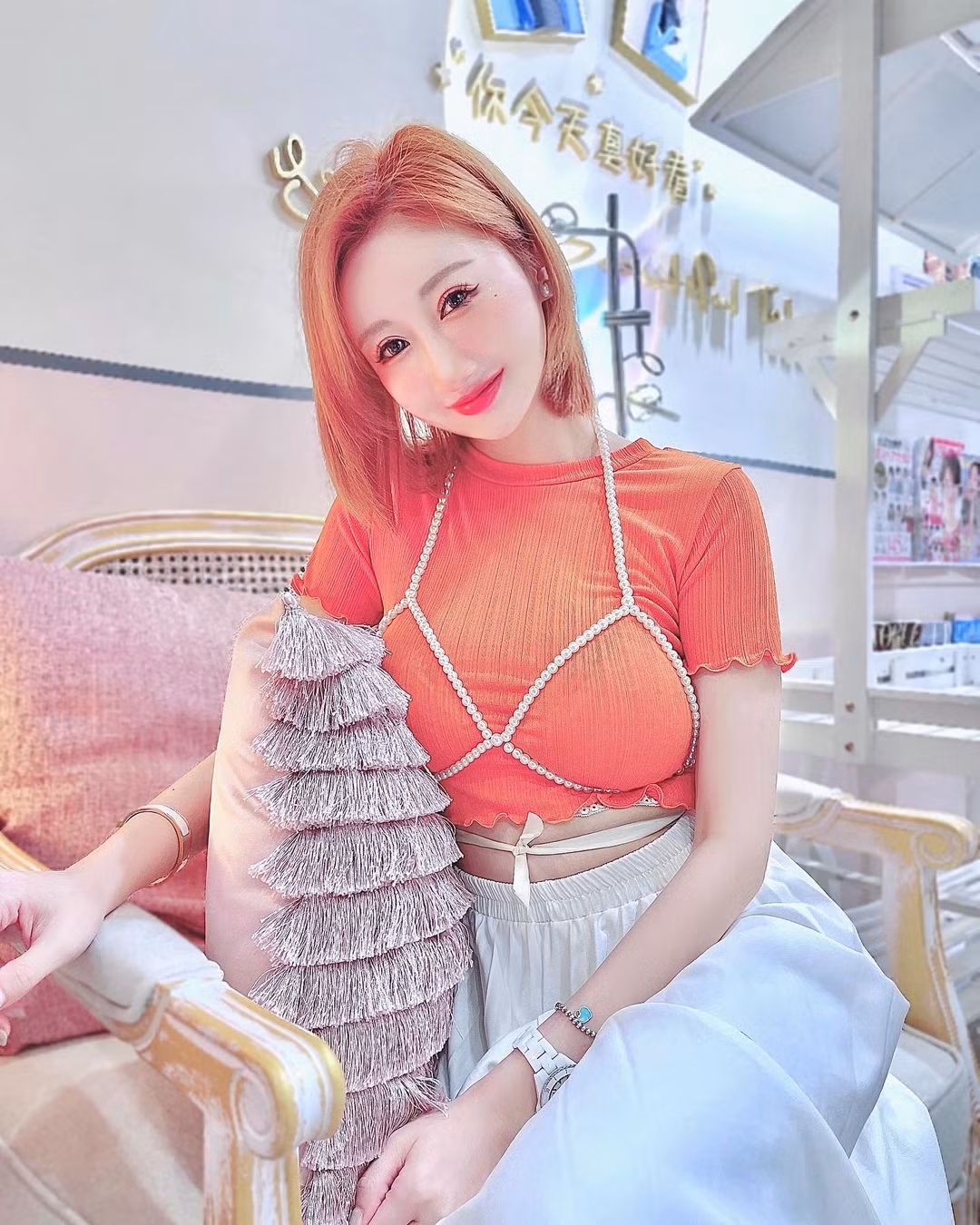 Có những trang phục của cô đều rất gợi cảm. Để tạo điểm nhấn, Diệp Ny Ny còn sử dụng trang phục có các màu sắc rực rỡ. Cô nàng không ngại diện những màu sắc nổi bật nhờ sở hữu làn da trắng nõn nà.