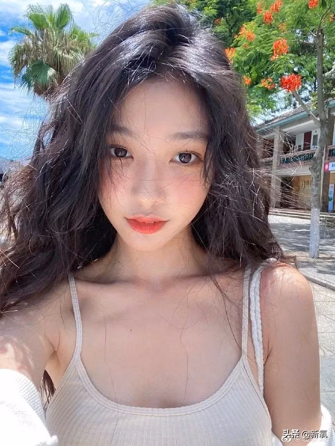 Theo nhận xét, hot girl xứ Trung vẫn giữ được vóc dáng mảnh mai, nụ cười ngọt ngào nhưng chỉ khác là không được đẹp xuất thần như trong video mà cô nàng chia sẻ trên MXH.
