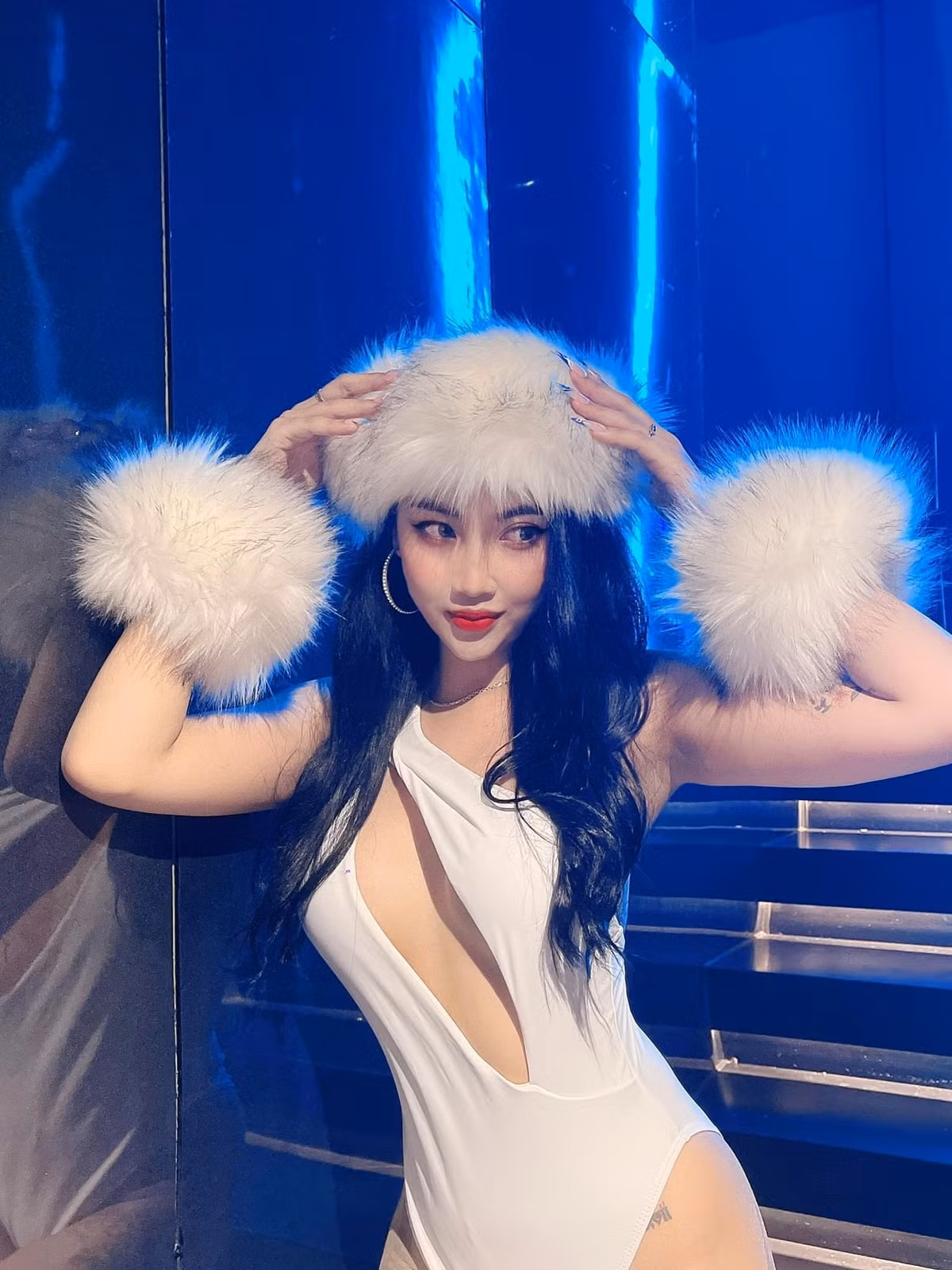 Nữ dancer này còn xuất hiện trong màn biểu diễn của rapper Andree Right Hand tại một quán bar. Màn “xé áo” đầy táo bạo của nữ dancer này đối với “anh Bâu’s” khiến nhiều khán giả bất ngờ.