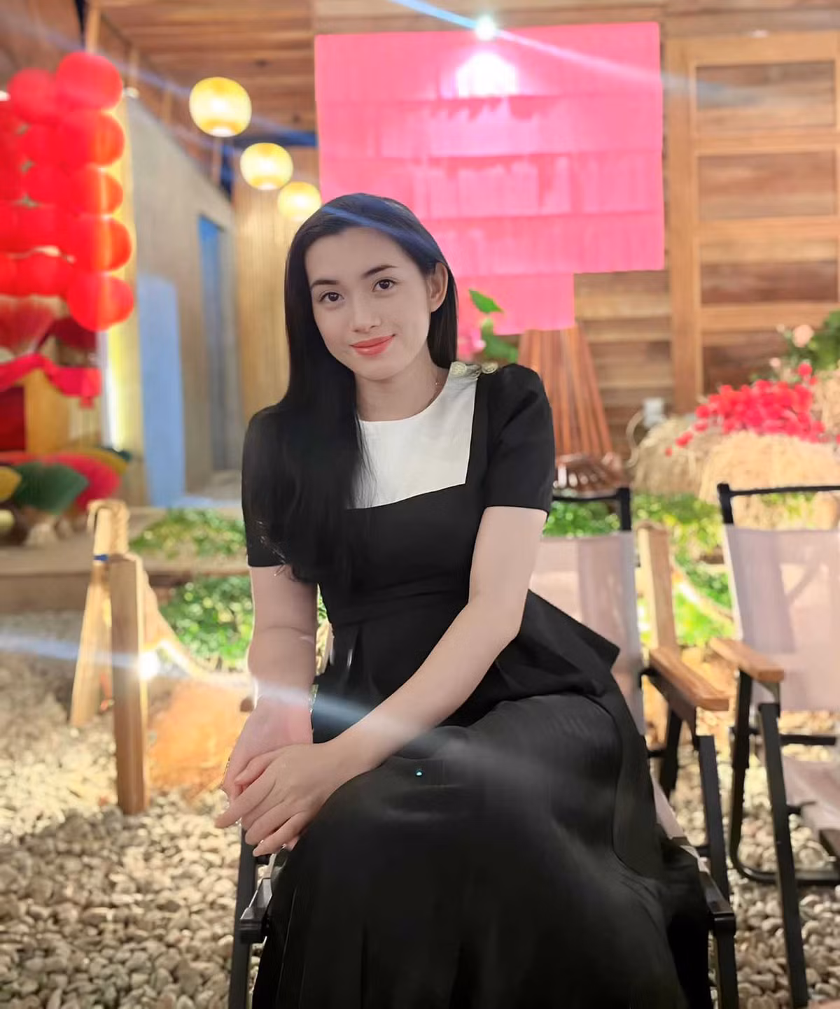 Ngoài khả năng học tập, Phương Ngọc còn tích cực tham gia các hoạt động ngoại khóa, từng đảm nhiệm vai trò MC cho nhiều chương trình tại trường đại học, cho thấy sự linh hoạt và khả năng giao tiếp tốt.