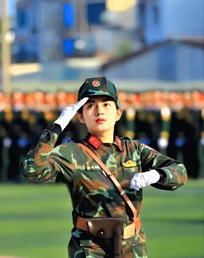 Theo tìm hiểu, nữ Hạ sĩ Bùi Thị Phương Ngọc hiện đang công tác tại Bộ Chỉ huy Quân sự tỉnh Đồng Nai, đồng thời là một trong các khối trưởng có nhiệm vụ dẫn đầu đội hình nữ chiến sĩ.
